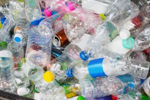 Recyclage bouteille plastique tarif : intérêt d’un traitement à grande échelle