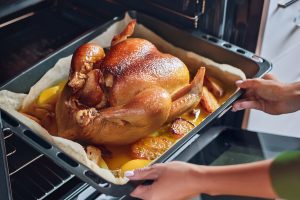 Faire mariner le poulet dans le vin jaune