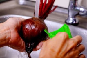 Préparer les betteraves rouges avant cuisson à la cocotte minute