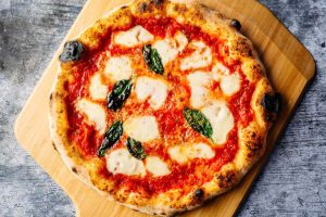 Margherita : tomates fraîches, mozzarella et basilic pour un classique intemporel