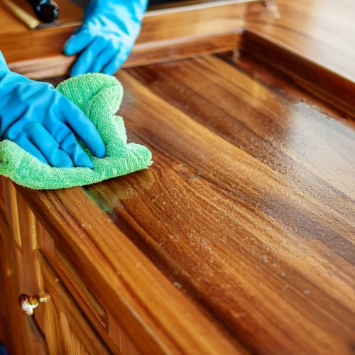 Comment dégraisser des meubles de cuisine en bois vernis